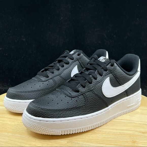 New Men\'s Nike Air Force 1 \'07 Black White Sneakers CT2302 002 Size 12 main image 8